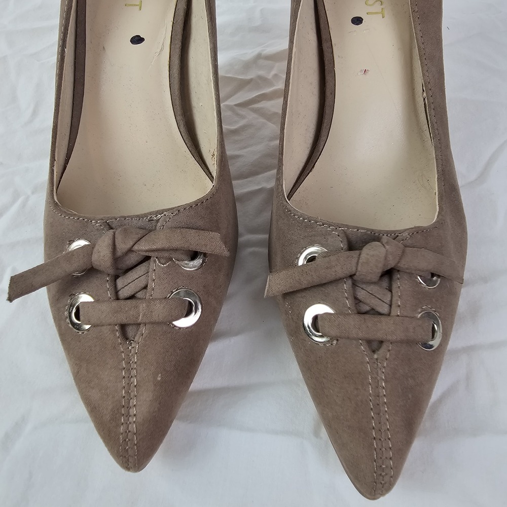 NINE WEST SUEDE Beige Brown Heels Pumps Size 5 1/2 5.5 Lace Up Pointed Toe Heels - Picture 3 of 10